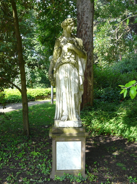 Statue hinter dem Haus Rosenbrunn.jpg