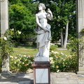 Statue im Rosengarten