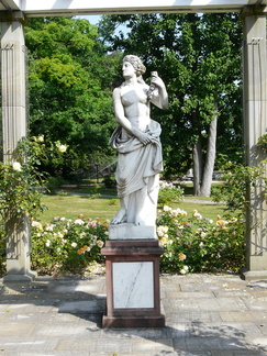 Statue im Rosengarten